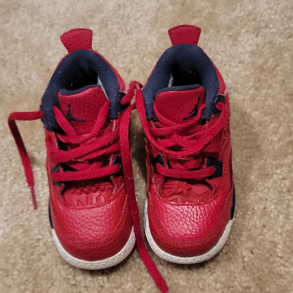 Boys Jordan shoes - Picture 2 of 4